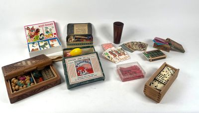 un grand nombre d'objets différents posés sur une table