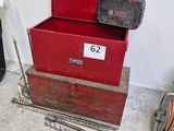 une pile de boîtes rouges sur lesquelles sont posés des outils