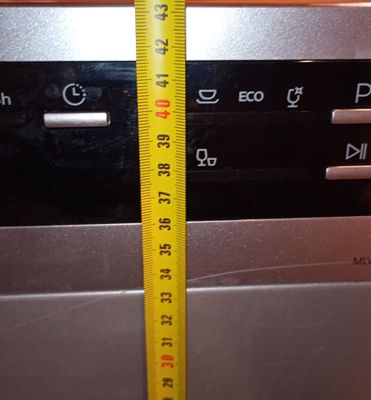 un mètre ruban sur le côté d'un micro-ondes