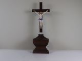 un crucifix en bois surmonté d'une croix