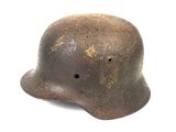 un vieux casque avec un trou au milieu
