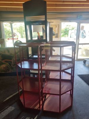 une étagère rouge sur laquelle est posée une chaise, dans une pièce