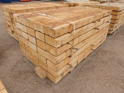 plusieurs piles de planches de bois empilées les unes sur les autres dans un entrepôt