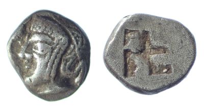un gros plan d'une pièce de monnaie avec un visage dessus