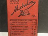 un vieux livre rouge dont le titre est « Guide de Michel »