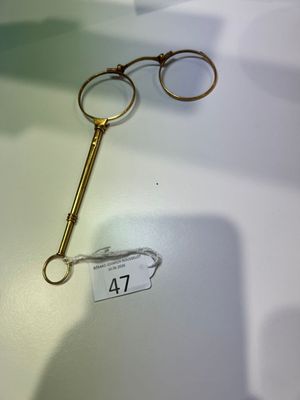 une paire de lunettes et une paire de ciseaux posés sur une table