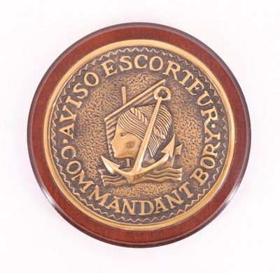 gros plan d'une médaille sur fond blanc