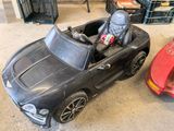 une petite voiture et une autre petite voiture dans un garage