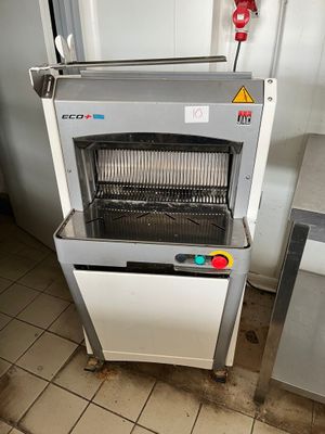 une machine posée sur le sol à côté d'une table