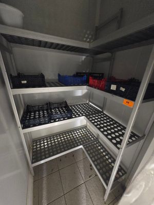 un réfrigérateur blanc avec de nombreuses étagères et bacs à l'intérieur