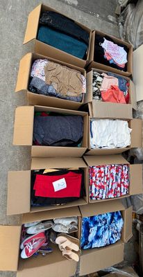 Lot de 10 cartons de vêtements et chaussures assortis – poid…