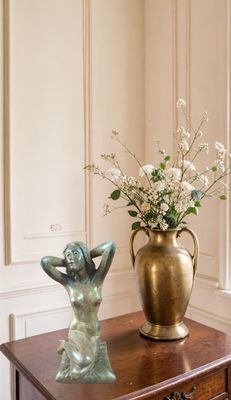 deux vases posés sur une table, contenant des fleurs