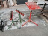 une table rouge avec un banc dans un garage