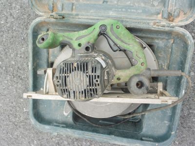 une petite machine verte qui se trouve dans une boîte