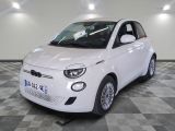 une photo d'une Smart blanche dans un showroom