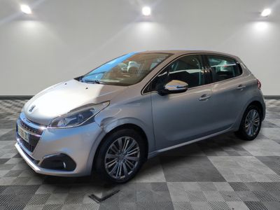 une voiture argentée est garée dans une pièce au sol en damier