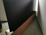 un grand téléviseur à écran plat posé dans une pièce