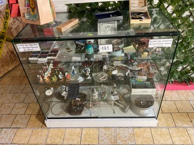 une vitrine remplie d'articles variés dans un magasin