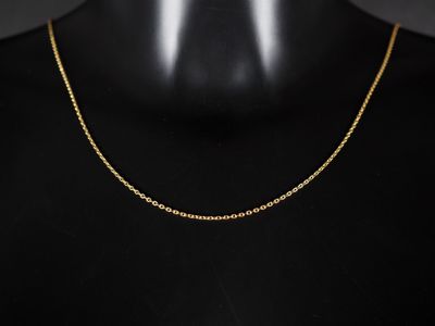 un collier à chaîne en or sur un mannequin mannequin mannequin mannequin mannequin mannequin mannequin mannequin mannequin mannequin