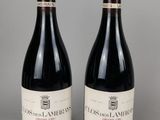 deux bouteilles de vin rouge posées l'une à côté de l'autre sur une table