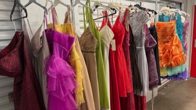 beaucoup de robes suspendues à un portemanteau dans un magasin