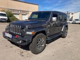 La jeep noire est garée sur un parking près d'un immeuble.