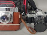 plusieurs types d'appareils photo différents posés sur une table