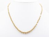 un collier de perles en or sur un mannequin mannequin mannequin mannequin mannequin mannequin mannequin mannequin mann
