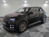 la photo d'une voiture noire garée dans un garage