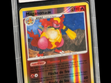 gros plan d'une carte pokemon dans un étui en plastique
