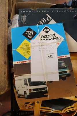 une boîte sur laquelle est posé un livre