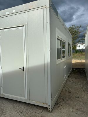 deux bâtiments préfabriqués posés à même le sol