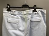 un gros plan sur un jean suspendu à un cintre
