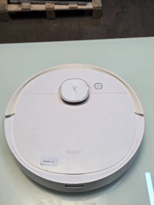un robot blanc posé sur une table en verre