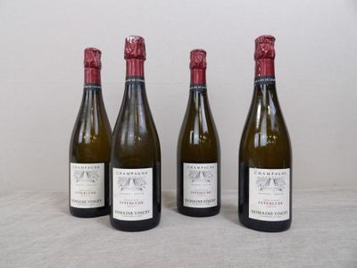 trois bouteilles de vin sont alignées sur une table