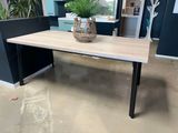 une table sur laquelle se trouve une plante, au milieu d'une pièce