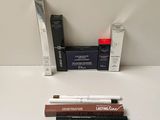 trois types différents de mascaras posés sur une table blanche