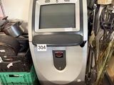 une machine posée sur une table dans une pièce