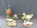 de nombreux types différents de canards en céramique et de canards posés sur la table