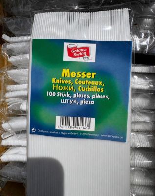 un paquet de serviettes en papier blanches posé sur une table