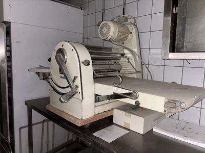 une machine posée sur une table dans une cuisine