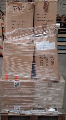 une grande pile de cartons sur une palette dans un entrepôt