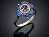 une bague en forme de fleur sertie d'un saphir bleu et de diamants