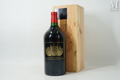 une bouteille de vin posée à côté d'une caisse en bois