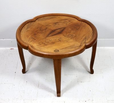 une petite table en bois avec un plateau en bois, posée sur un sol blanc