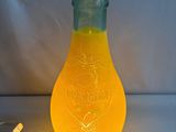 une ampoule jaune en forme d'ampoule, à laquelle est attaché un fil