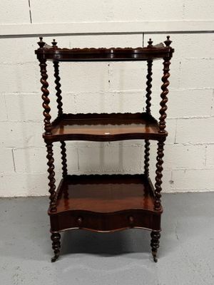 l'image d'une étagère en bois surmontée de trois étagères