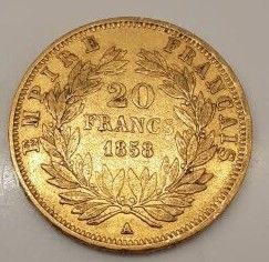 une pièce d'or surmontée d'une couronne