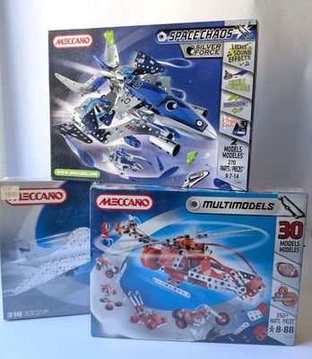 trois boîtes de legos de tailles et de formes différentes sont posées sur une table