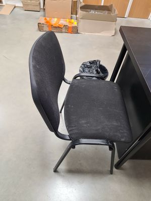 une chaise qui se trouve devant un bureau